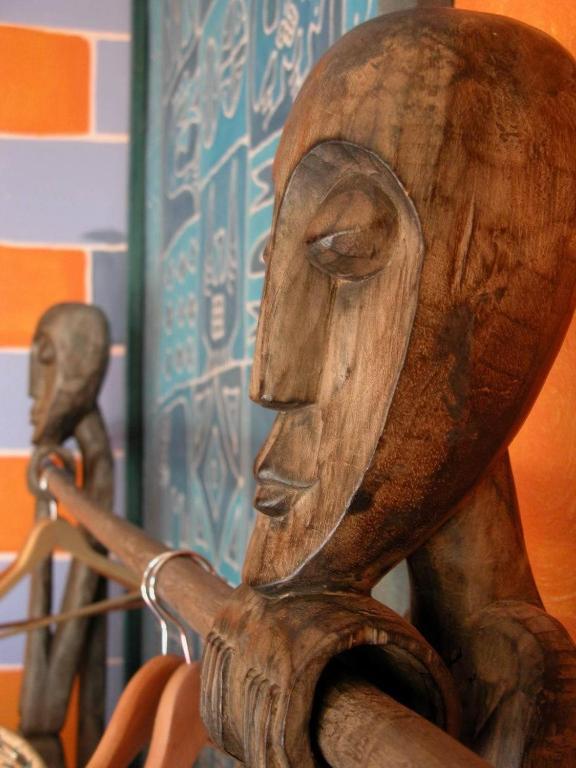 Global Village Travellers Lodge Greymouth Zimmer foto African masks