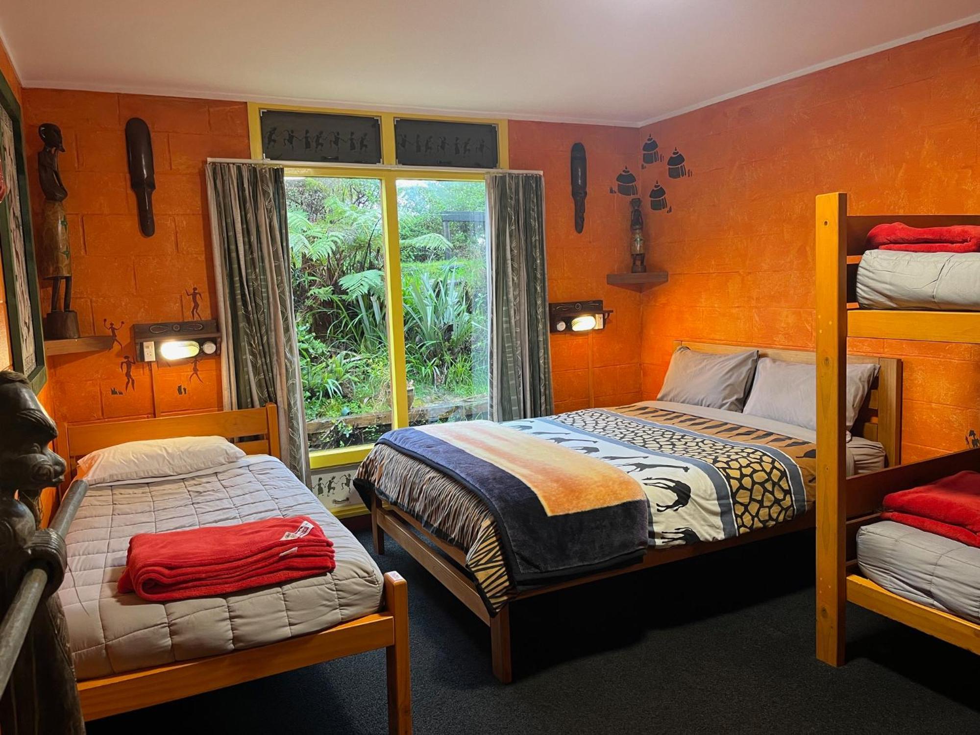 Global Village Travellers Lodge Greymouth Exterior foto A typical room at the lodge