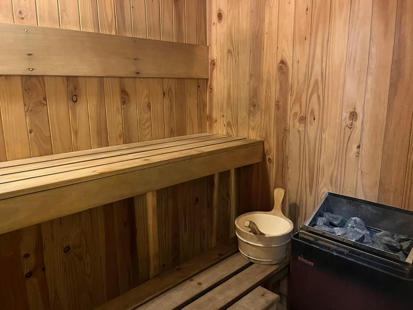 Global Village Travellers Lodge Greymouth Exterior foto Interior of a Finnish sauna