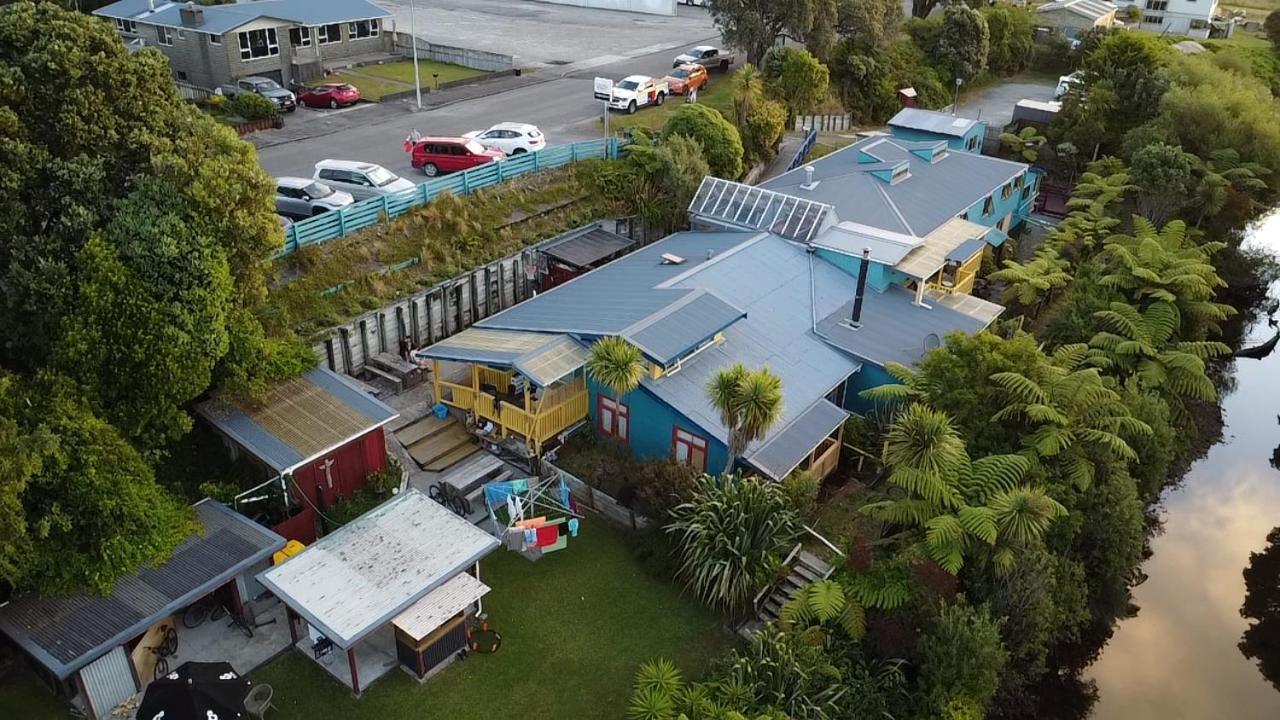 Global Village Travellers Lodge Greymouth Exterior foto Aerial view of the school