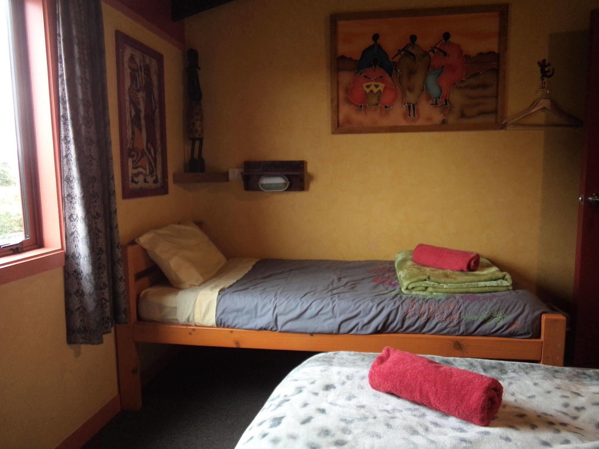 Global Village Travellers Lodge Greymouth Exterior foto A single bed in a hostel room