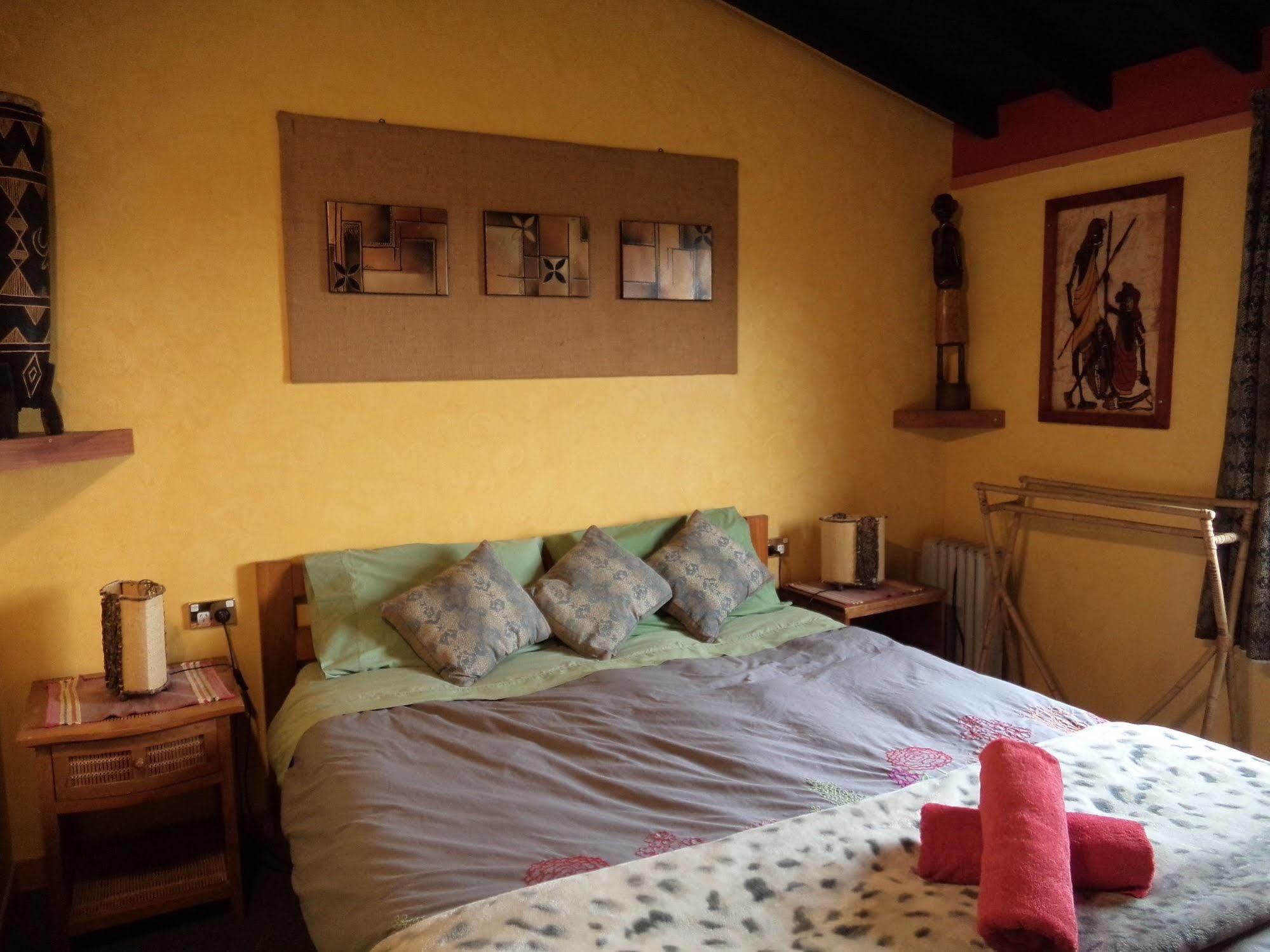 Global Village Travellers Lodge Greymouth Exterior foto The bedroom of the Treehouse