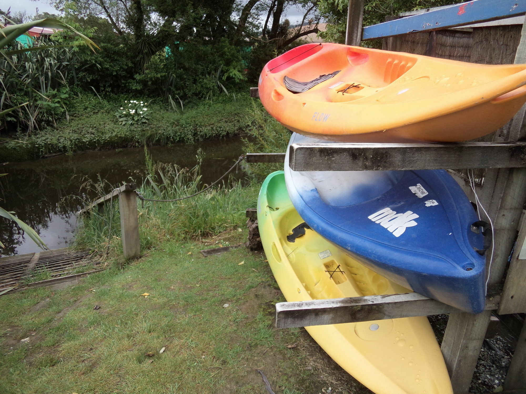 Global Village Travellers Lodge Greymouth Exterior foto Kayaks at the start of the trip at the boat ramp at the end of the road